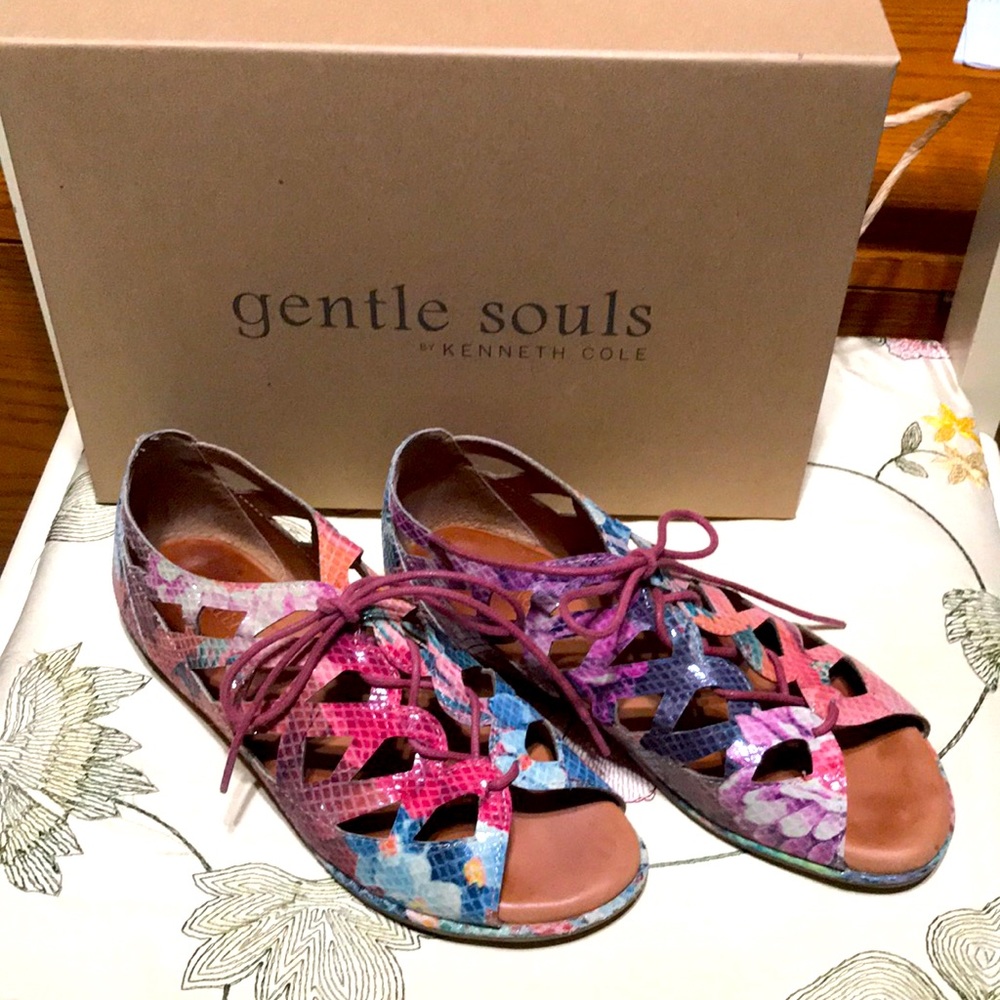 Gentle shouls by Kenneth Cole